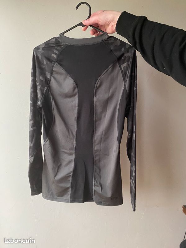 Sweat de sport moulant (image 2)