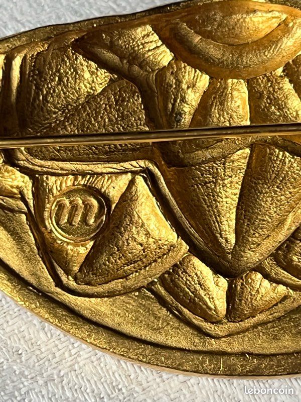 Broche Fantaisie Vintage Signée Daxon - Métal Doré, Occasion, Parfaite Pour Accessoiriser
