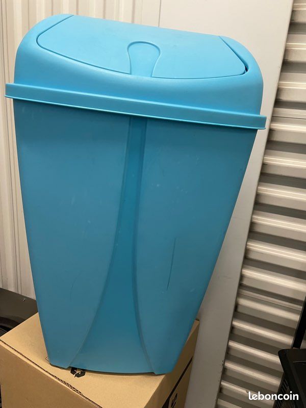 Poubelle en plastique Bleue (image 1)