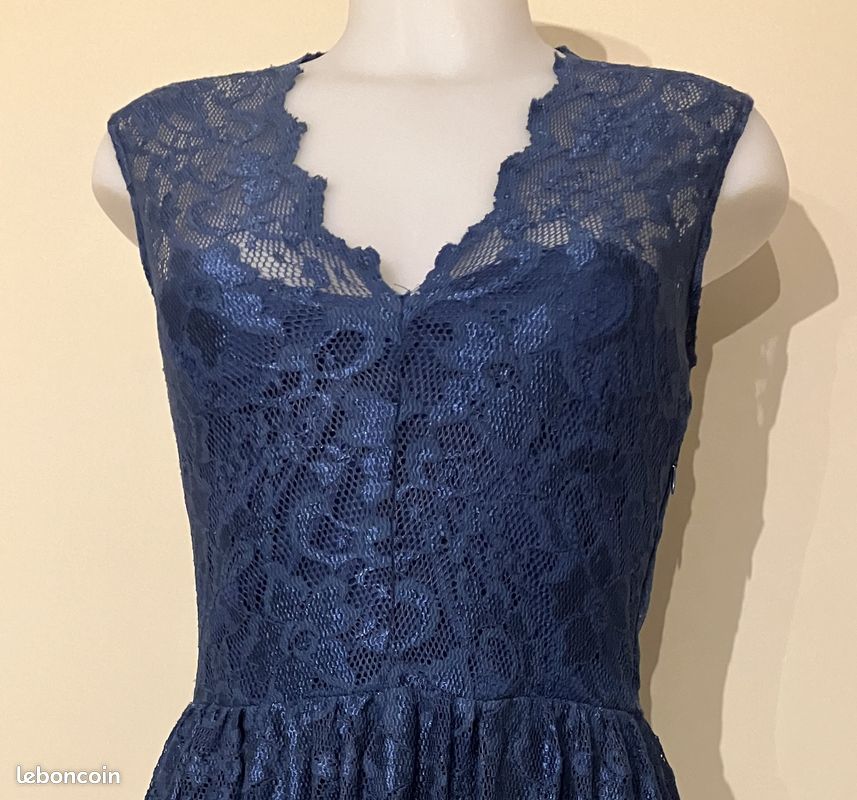 Robe bleu en dentelle (image 6)