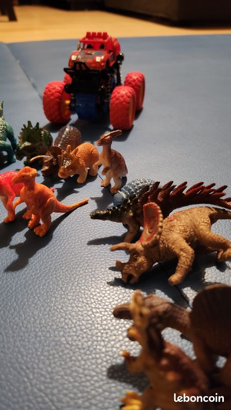 Lot petits Dinosaures + voiture (image 2)