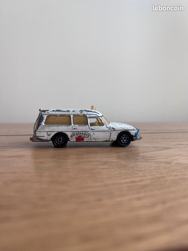 Ambulance ds 21 majorette 206 petite voiture figurine (image 5)