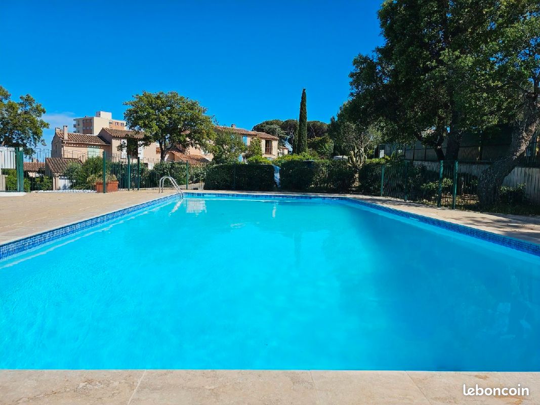 Mazet cosy climatisé - Capacité 10 personnes - Piscine en copropriété, terrasses & jardin - Plage accessible à pied - Ville Sainte-Maxime (image 1)
