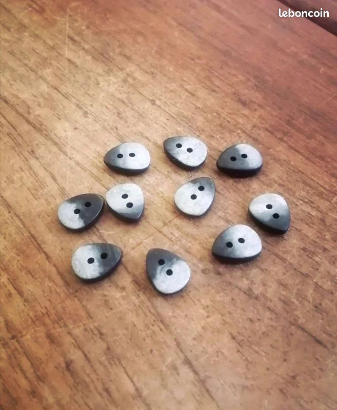 10 boutons originaux triangulaires 15 mm (image 1)