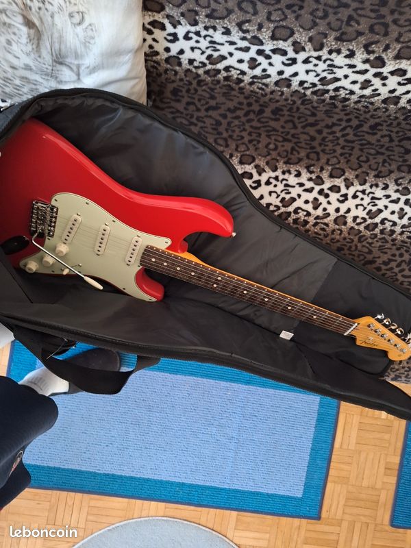 Fender American Professional Classic Strat RW uniquement face à face région courbevoie la défense Hauts-de-Seine 92 paiement en espèces ou virement bancaire pas d'échange possible prix fixe (image 11)