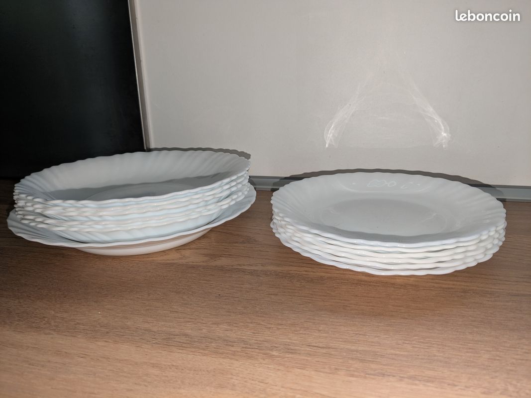 Lot 22 assiettes (plates, à soupe et à dessert) blanches (image 4)