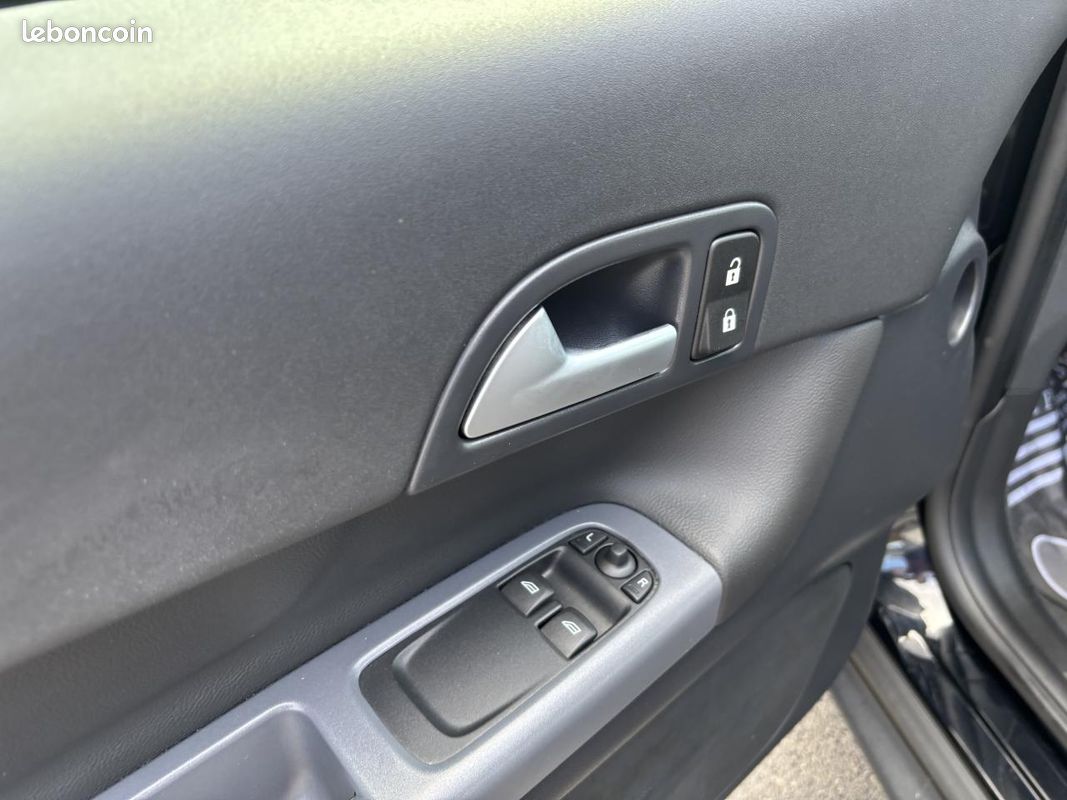 VOLVO C30 1.6D 110 ch Momentum (image 21)