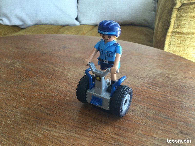 Playmobil - 6877 - Policière avec Gyropode (image 1)