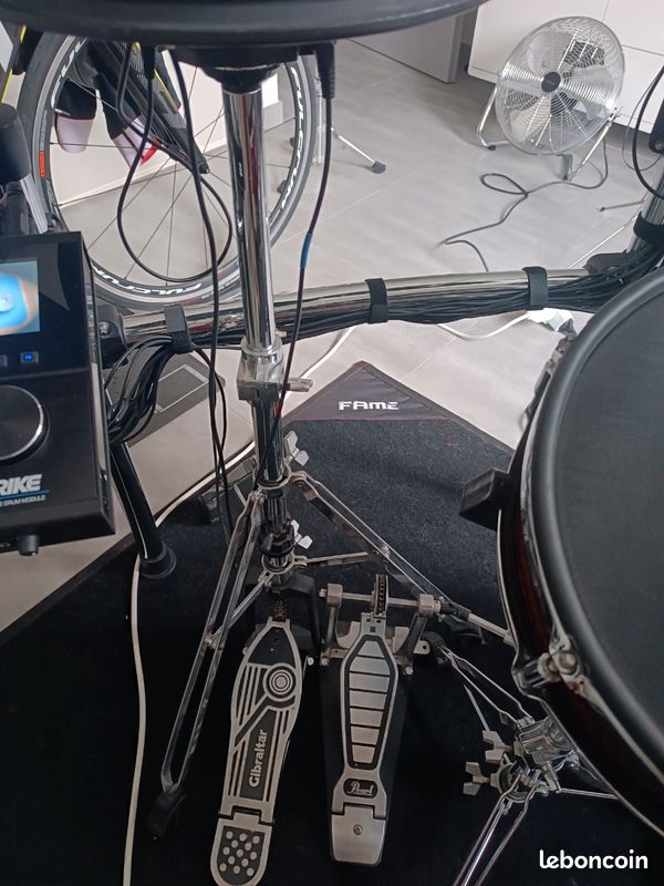 Batterie électronique Alesis Strike + ampli Peavey et accessoires Gibraltar/Pearl (image 5)