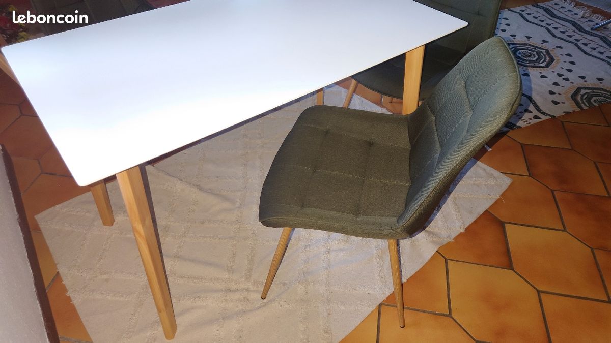 Table scandinave blanche et bois plus 3 chaises (image 1)