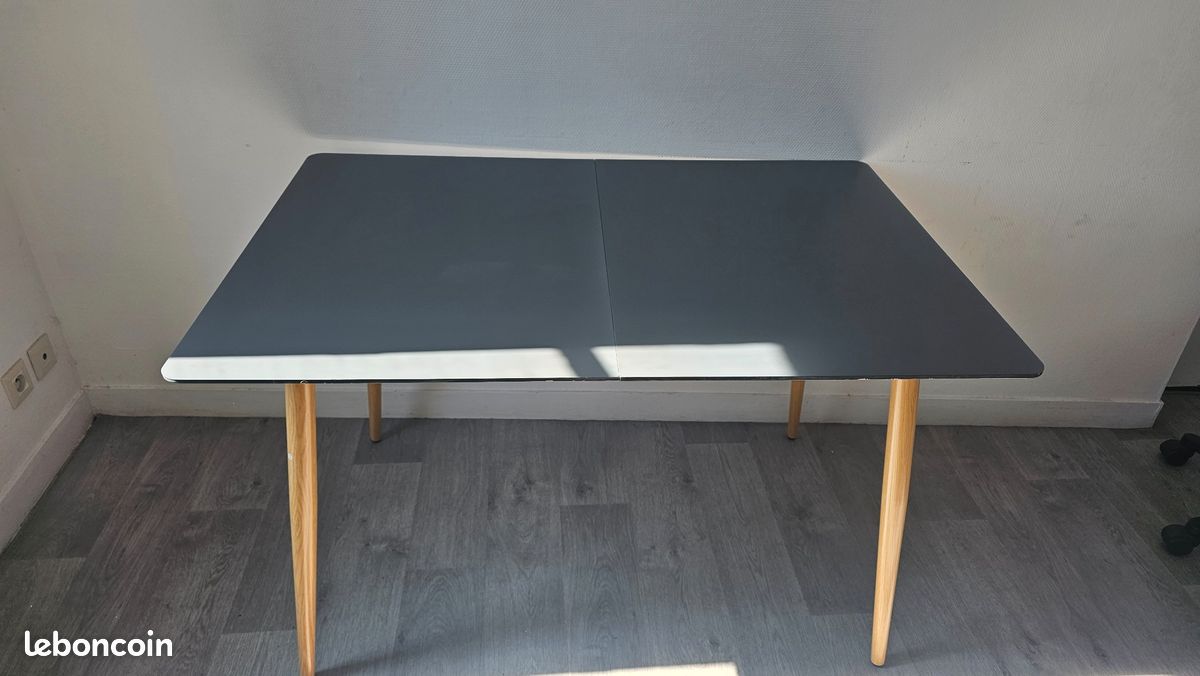 Table grise avec pieds bois – bon état (image 1)
