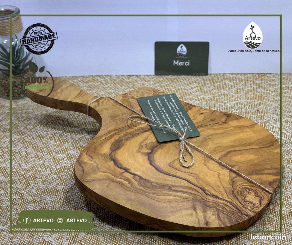 Planche à Découper En Bois D'olivier Isolé | Photo Premium