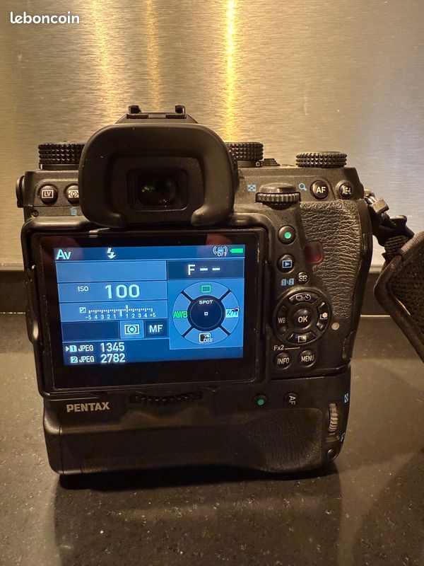 PENTAX K-1 NU avec poignée Grip D-BG6 et plein d'accessoires d'origine (image 9)