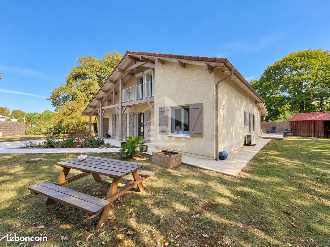 Maison 7 pièces 143 m² · à Saint-Pierre-du-Mont · 143 m² · 380 000 €