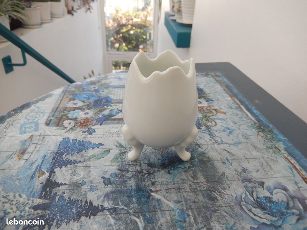Petit Vase œuf En Porcelaine De Limoges - Décor Bleu, Fleurs Et Papillons, D'occasion