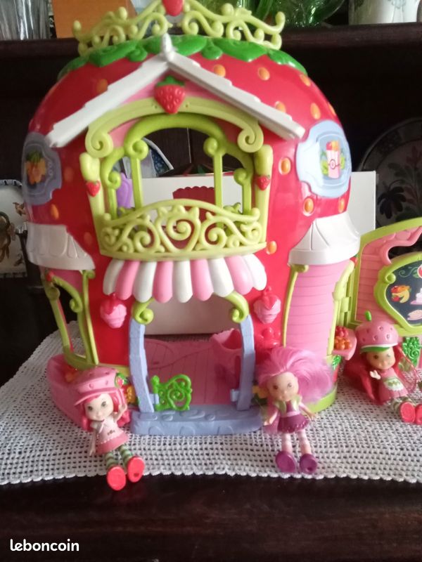 Boutique de charlotte aux fraises avec 3 figurines (image 1)