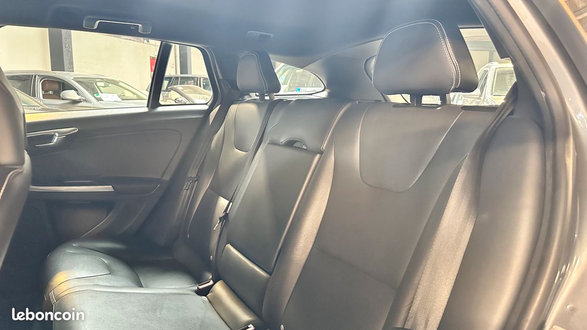 Volvo V60 D4 2.0 190ch Momentum Geartronic "Carnet d'entretien" (image 7)