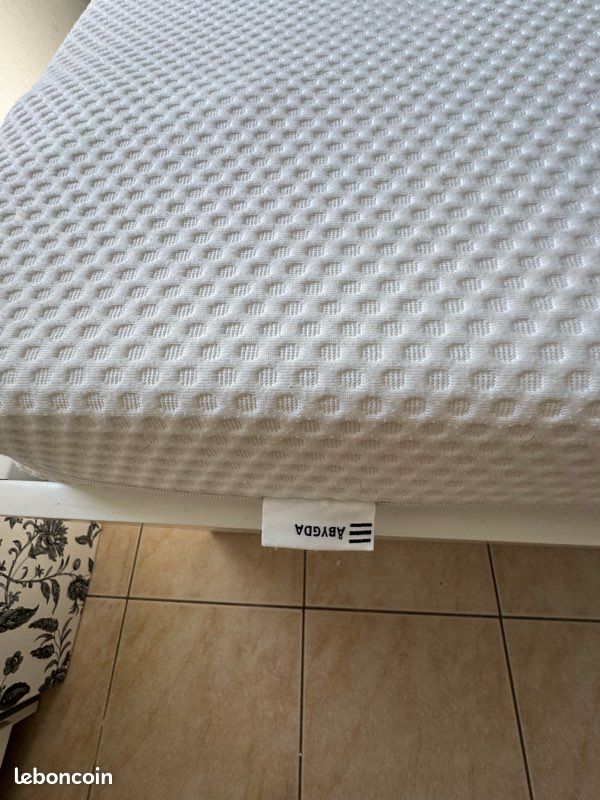 Lit IKEA (cadre lit + sommier + matelas) 180x200 (image 7)