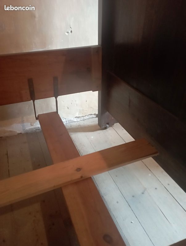 Lit en bois avec un côté contre le mur (image 4)