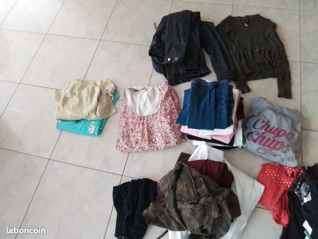 Lot d'habits de 26 pieces Taille S (image 2)