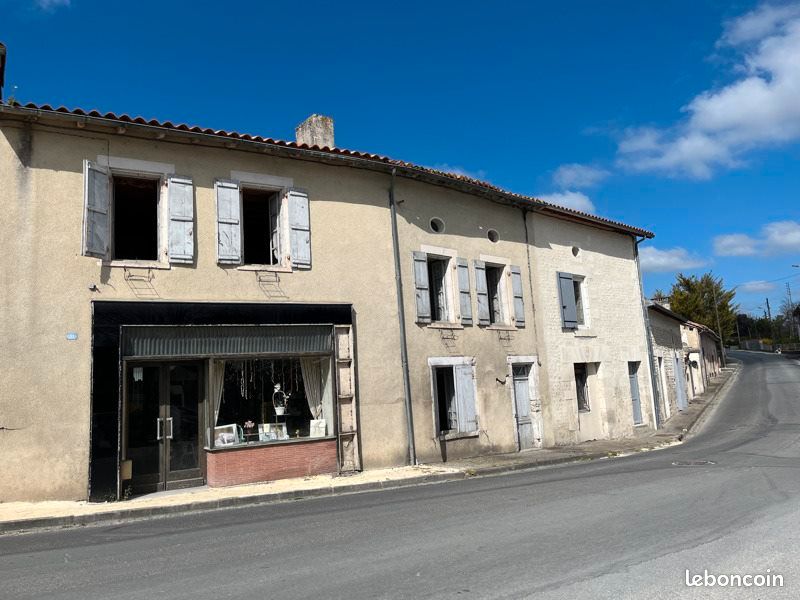 Maison 8 pièces 230 m² · à Montboyer · 230 m² · 56 000 €