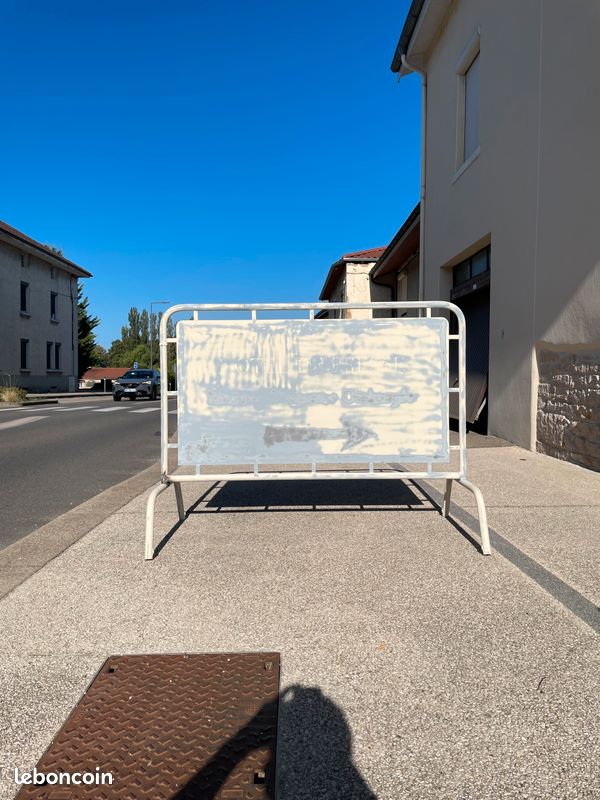 Barrière publicitaire autoportante avec pieds réglables (image 1)