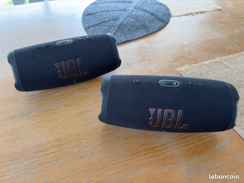 Deux enceintes JBL Charge 5 (image 1)