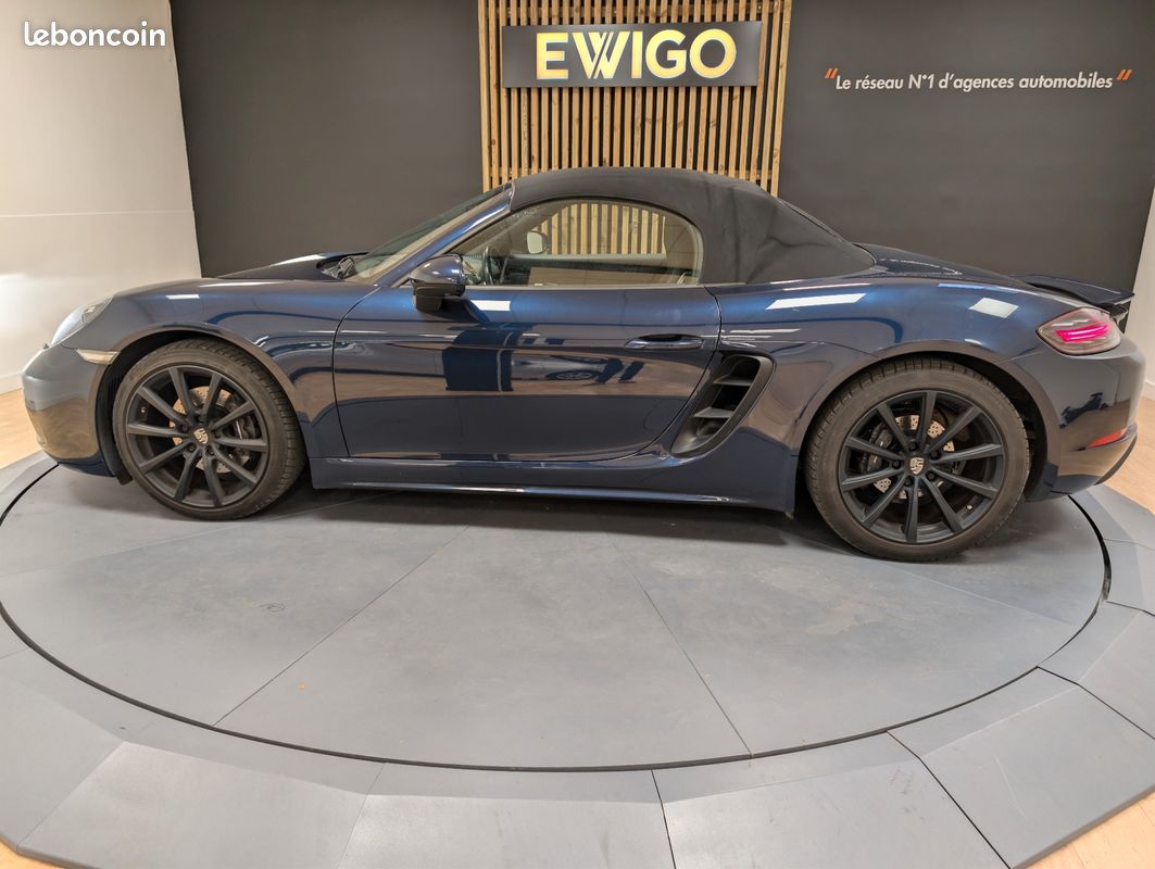PORSCHE 718 BOXSTER 2.0 300 PDK - CAMERA DE RECUL + RADAR AVANT + SIEGES ET VOLANT CHAUFFANT + CLIM BI-ZONe (image 24)
