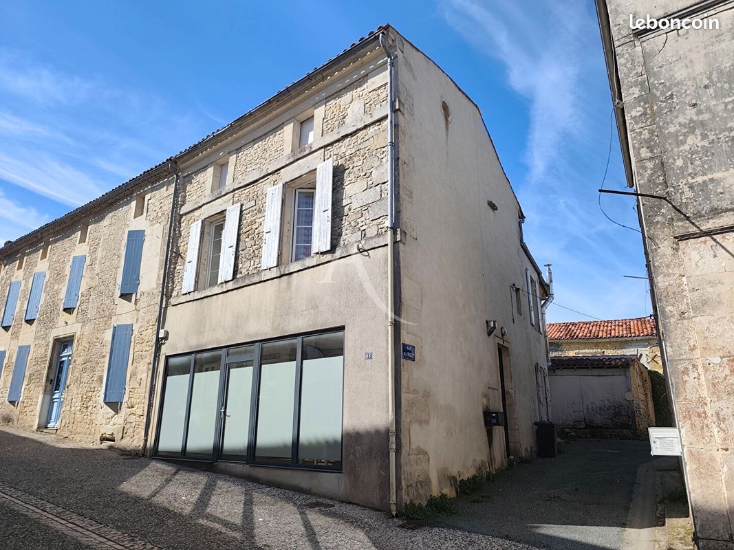 Maison 4 pièces 110 m² · à Burie · 110 m² · 90 000 €