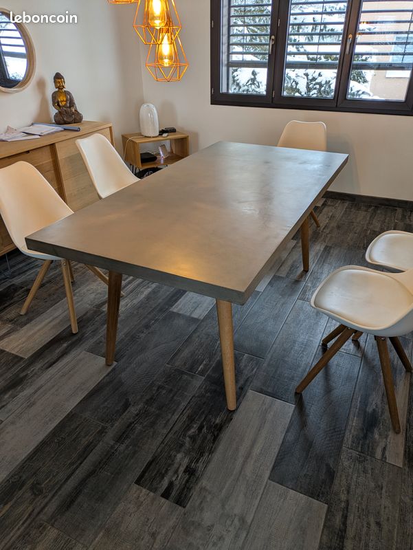 Table de salle à manger en béton lissé avec piètement bois massif (image 7)
