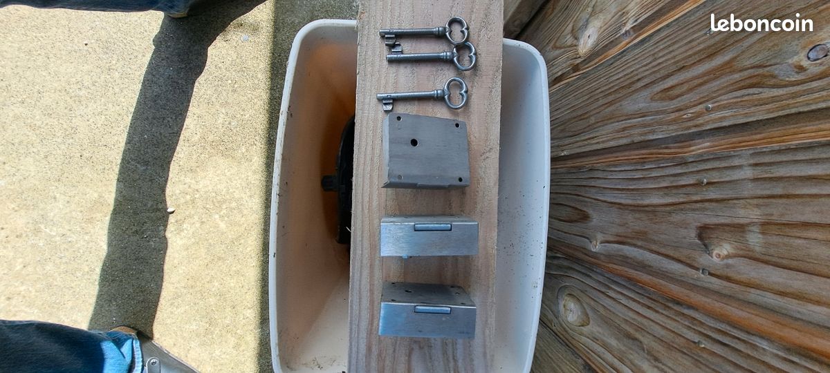 Serrure pour meuble ancien (image 1)