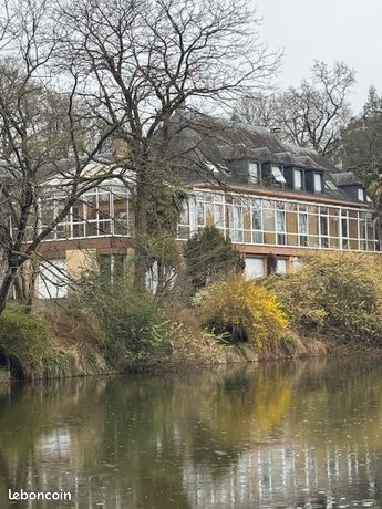 Grande propriété 926 m2 avec étangs et mitoyenne d'une rivière, 2 maisons sur terrain offrant 12ha