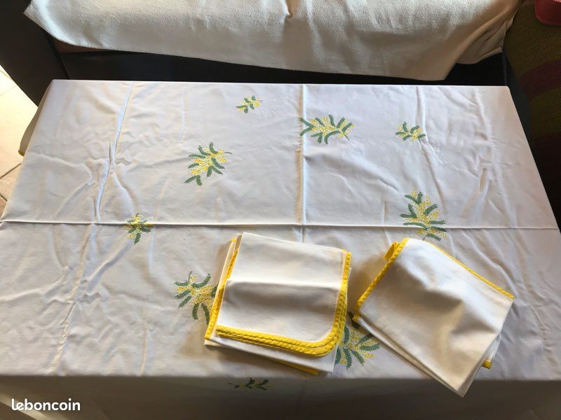 Une belle nappe brodée à la main en bon état - France