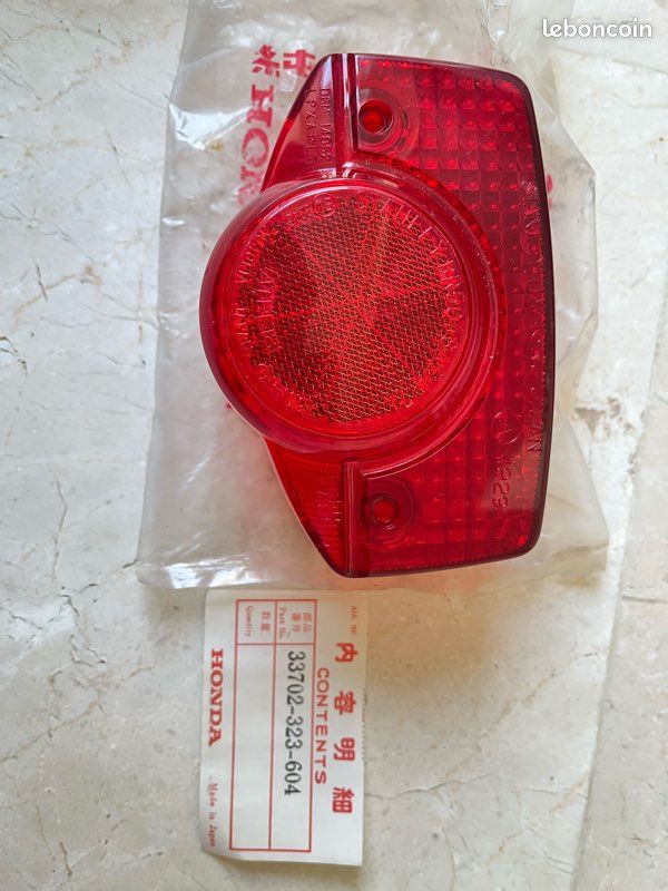 HONDA C50 / CB250K4 / CB350K4 / CB750K1 / CB450 / CB500K0 / CB125K5 / SL125. Un cabochon de feu arrière (image 1)