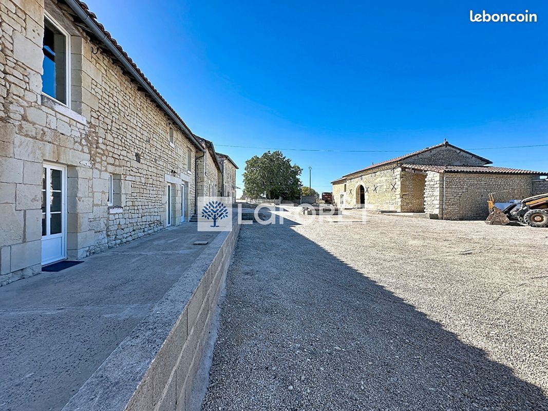 Maison 10 pièces 313 m² · à Glénouze · 313 m² · 286 540 €