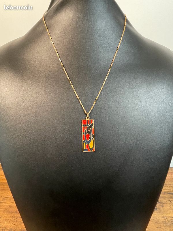 Collier Vintage Rochas En Métal Doré - Pendentif élégant - Occasion En Bon état - Accessoire Chic Rétro