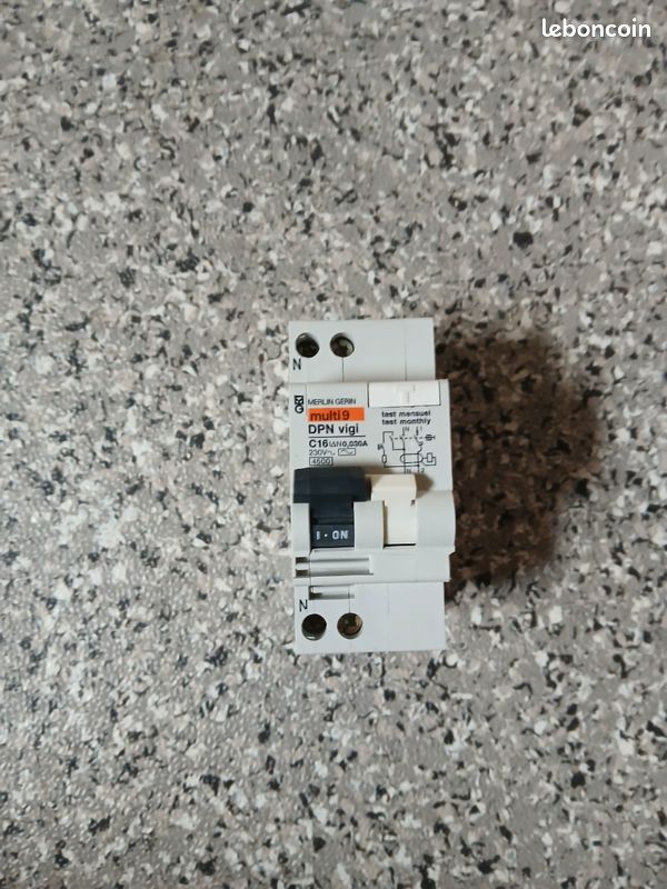 Disjoncteur différentiel C 16 a 30mA (image 3)