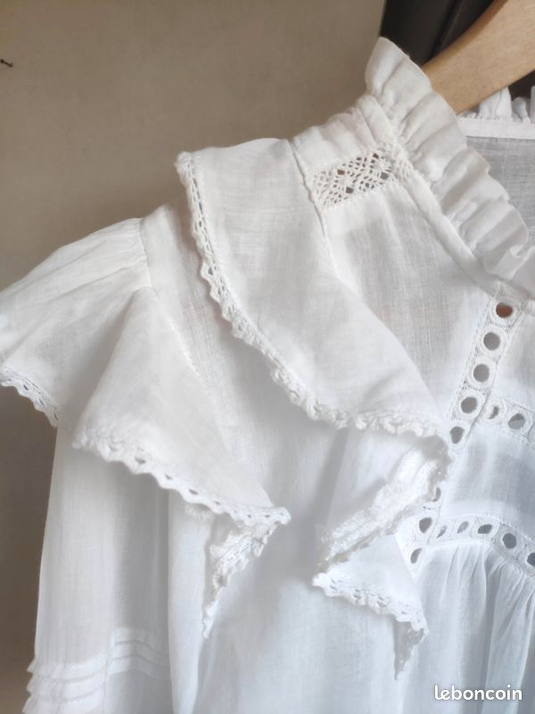 Blazer Corail avec Blouse Blanche et Jean Délavé Clair
