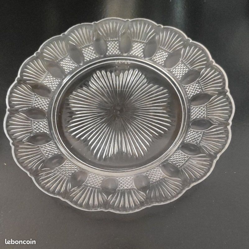 Ancienne assiette ou Plat En Verre Moulé ou pressé, BAYEL, style art déco (image 1)