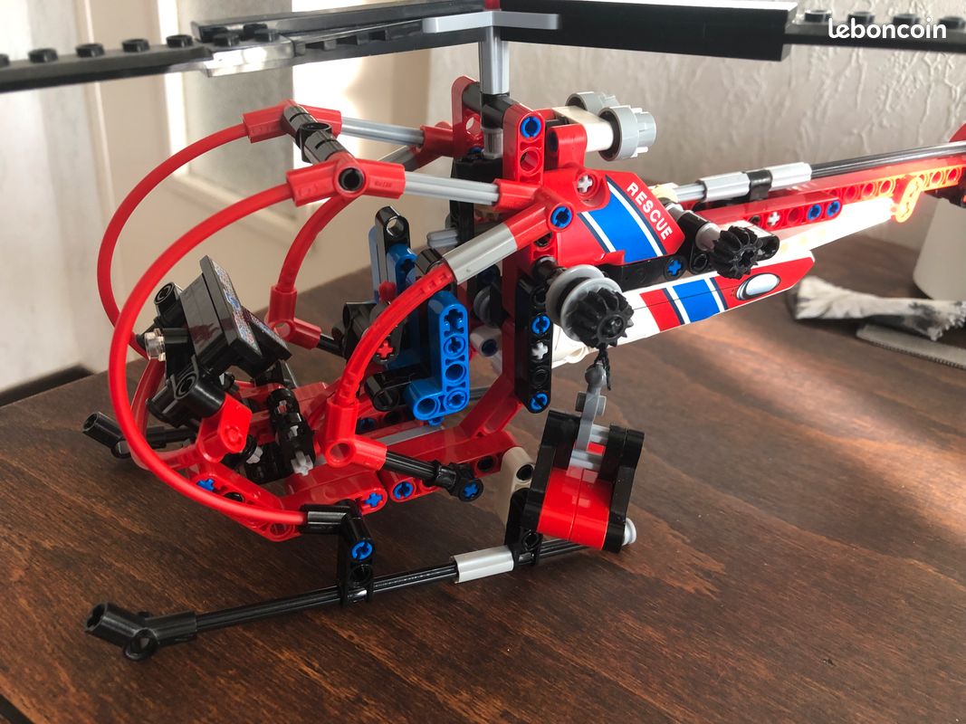 Lego Technic 8068 - L'hélicoptère de secours (image 1)