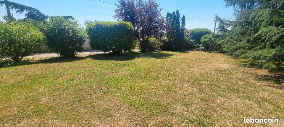 Terrain 900 m² · à Montluel · 190 000 €