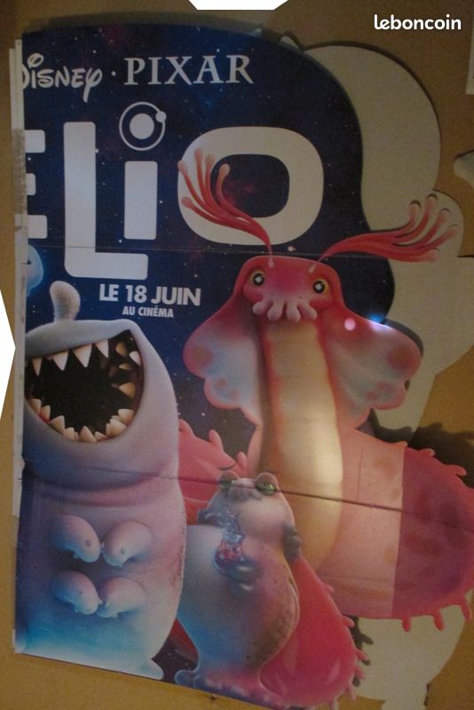 22- PLV totem carton du film Disney Pixar Elio (image 2)