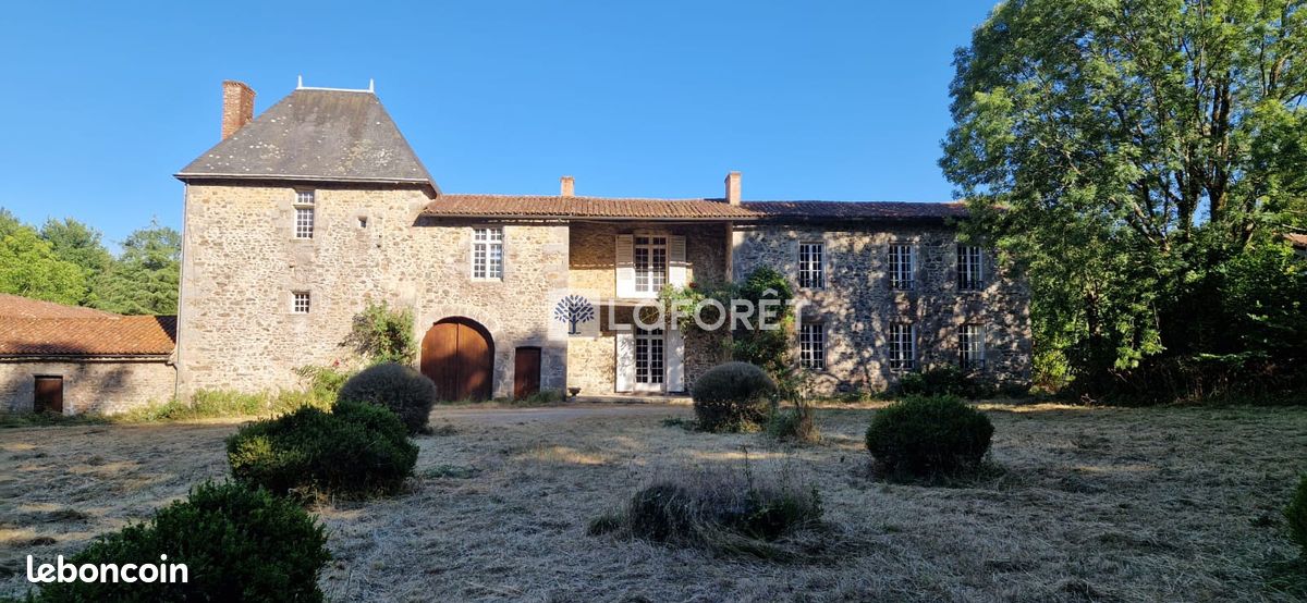 Maison 11 pièces 337 m² · à Secondigny · 337 m² · 371 000 €