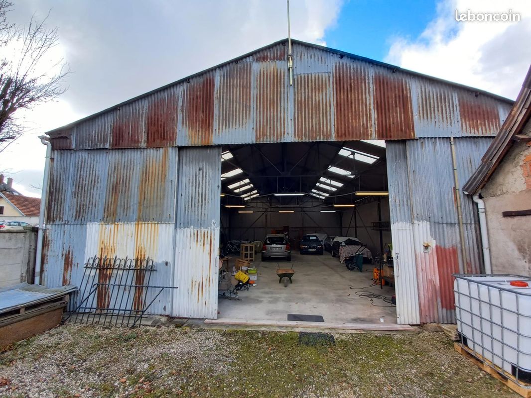 Hangar et Garage · à Saint-André-les-Vergers · 85 000 €