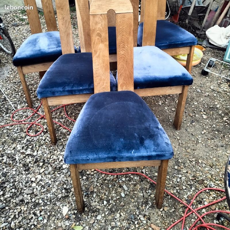 Série de 6 magnifiques chaises brutalistes vintage en chêne clair
Haut dossier assises velours bleu (image 1)