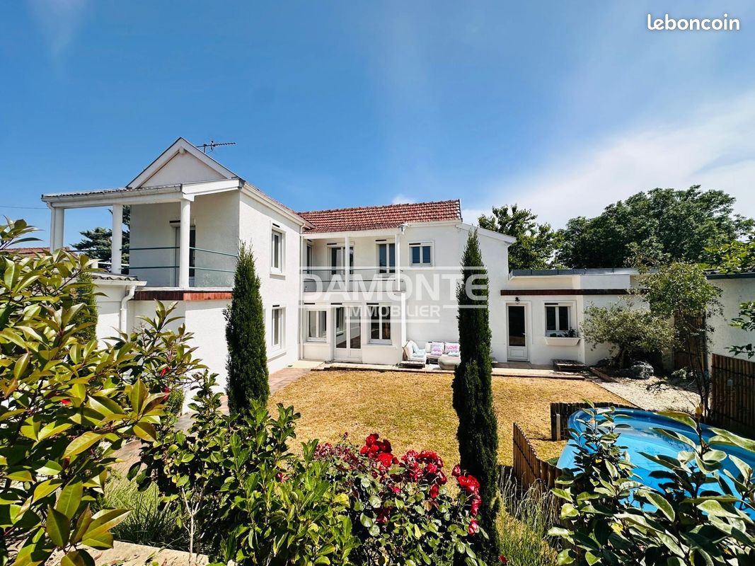 Maison 9 pièces 140 m² · à Saint-Julien-les-Villas · 140 m² · 296 000 €