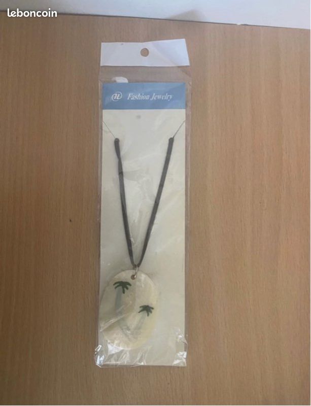 Collier neuf (image 1)