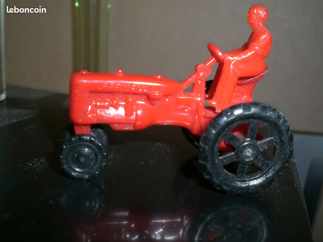 RARE TRACTEUR FARMALL avec personnage, matériel (miniature long5,5, haut 4,5agricole (image 1)