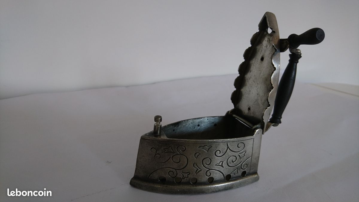 Petit fer à repasser en étain (image 7)