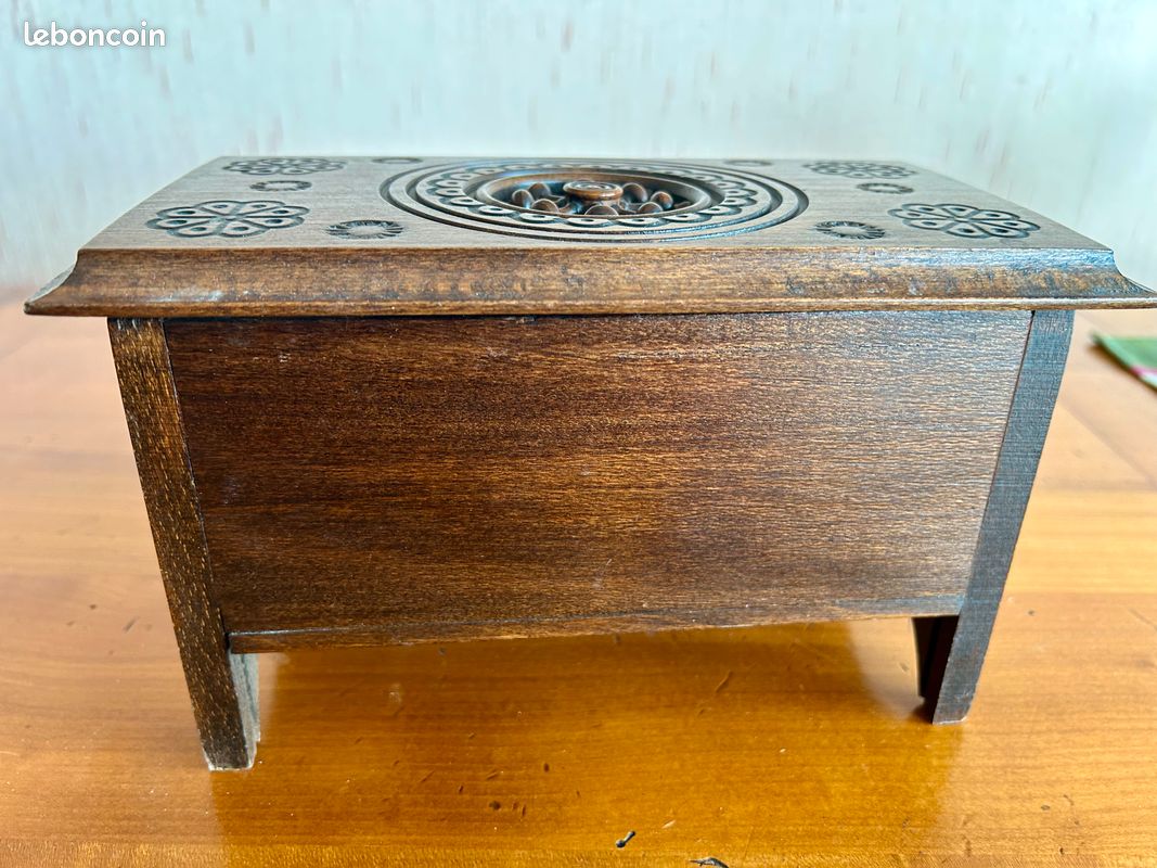 Ancien coffret en bois sculpté breton (image 8)